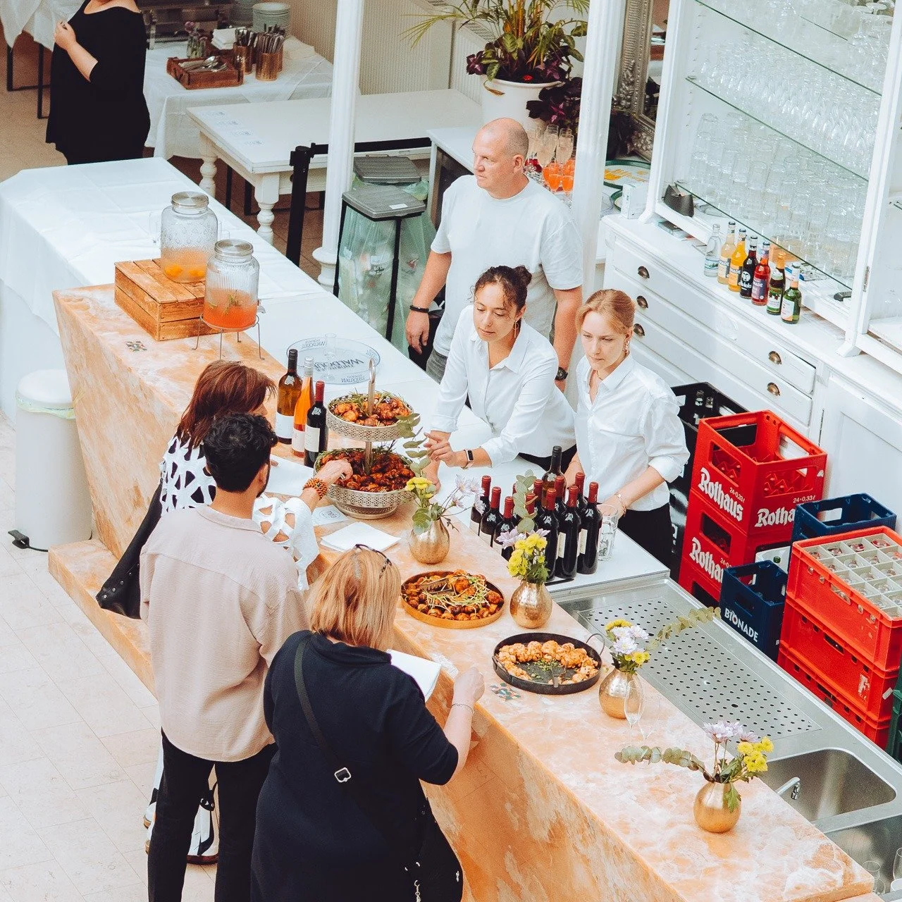 @palmenhaus.erfurt &amp; @melavie_catering bedanken sich f&uuml;r den fantastischen Abend mit unserem gemeinsamen Gast @dertour_de Das gesamte Team, K&uuml;nstler (@eversomusic ) und Location waren ein Fest. Danke f&uuml;r eure Leidenschaft. 🎉