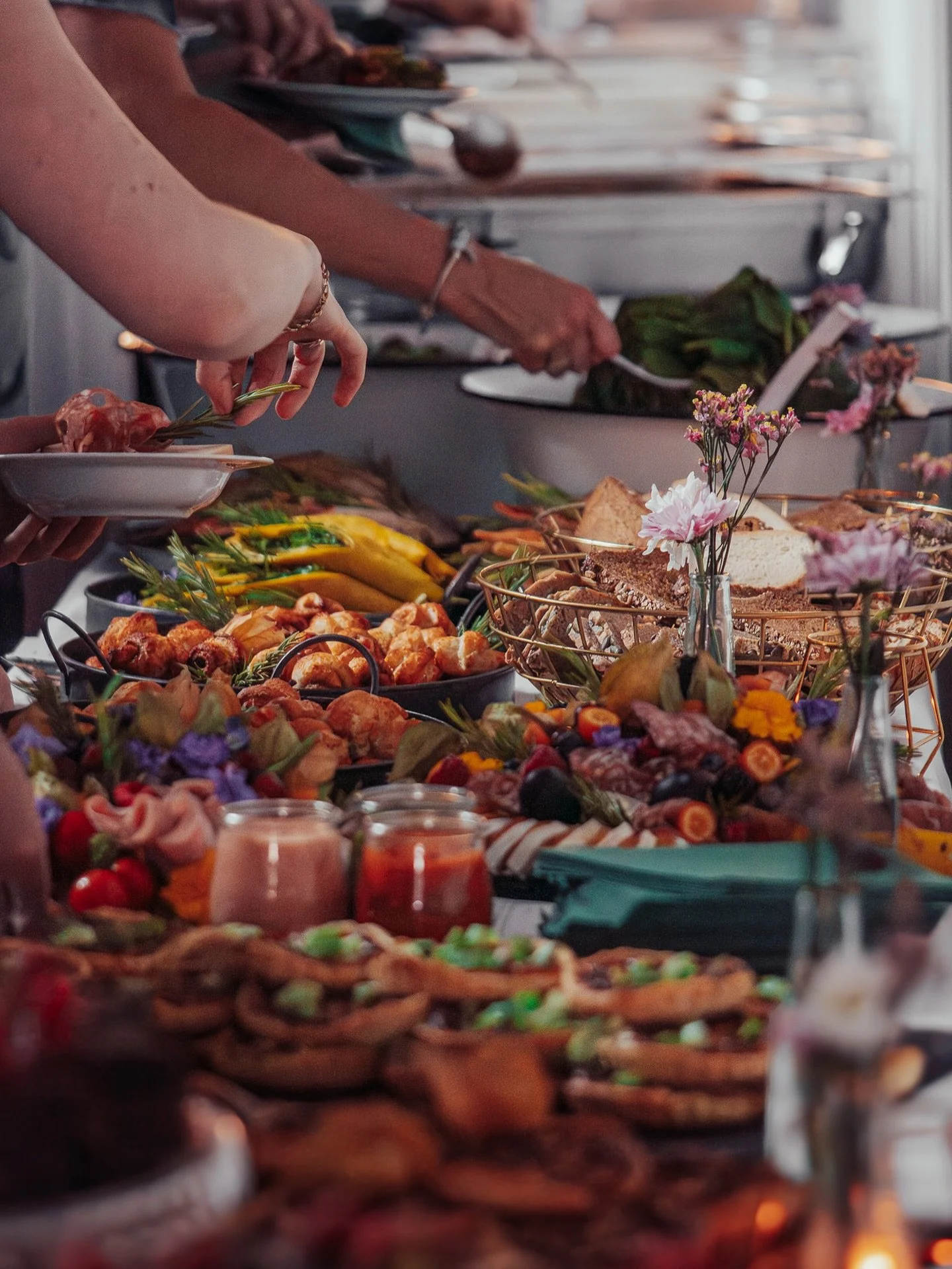 ✨ Manufaktur Catering &ndash; Wo Genuss auf Eleganz trifft ✨

Reichlich, stilvoll und mit Liebe zum Detail:
Mit unserem Manufaktur Catering wird jeder satt &ndash; und zwar auf die feine Art. 🍽️

Ob Business-Meeting, Hochzeit oder private Feier &nda