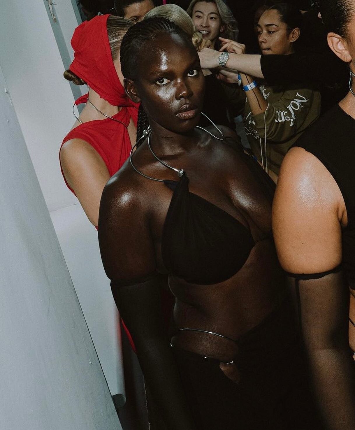 Some behind the scenes pictures of @karolinevitto first LFW show hosted by @fashion_east presenting SS23 ✨

Karoline Vitto is a Brazilian designer who revolves her work around accentuating and embracing curves and folds. Check out her latest work @ka