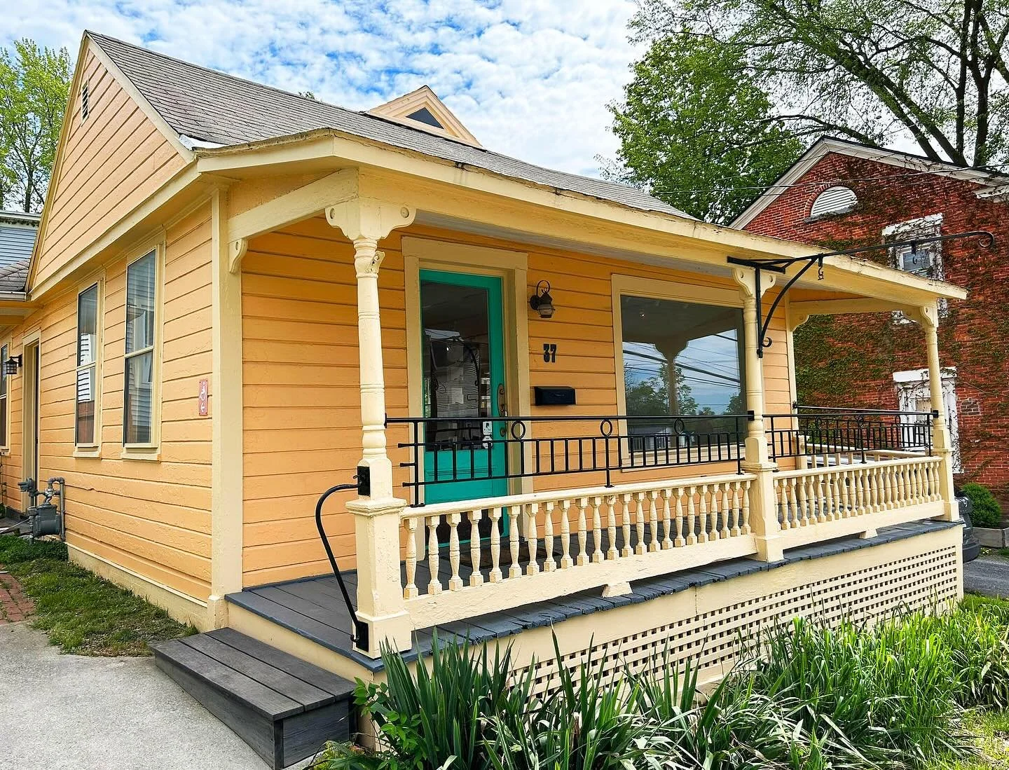 📣COMMERCIAL SPACE FOR RENT: 37 Green Street, Vergennes VT 05491
&bull;
📍Located in downtown Vergennes, VT, this former 1800s carriage house-bungalow-art studio is now available for lease!
&bull;
-Renovated interior
-New Kitchen
-Good upstairs stora