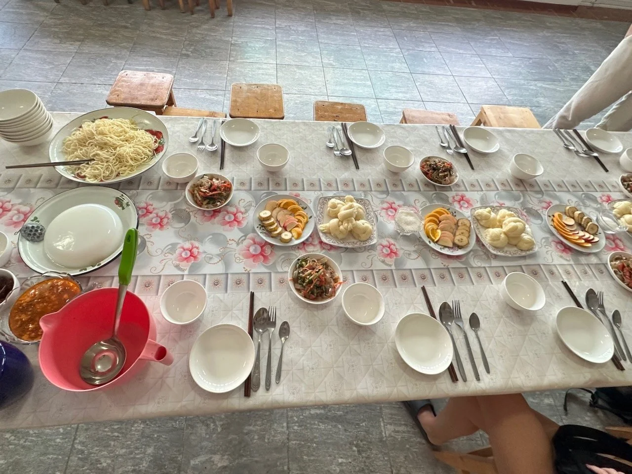  When you walk into this spread, you know the dinner’s going to be something good! On the left you can see the ingredients for making ashlan-fu and on the center of the table you’ll see 饅頭. Interesting enough, the word “man tou” (pronunciation of 饅頭)