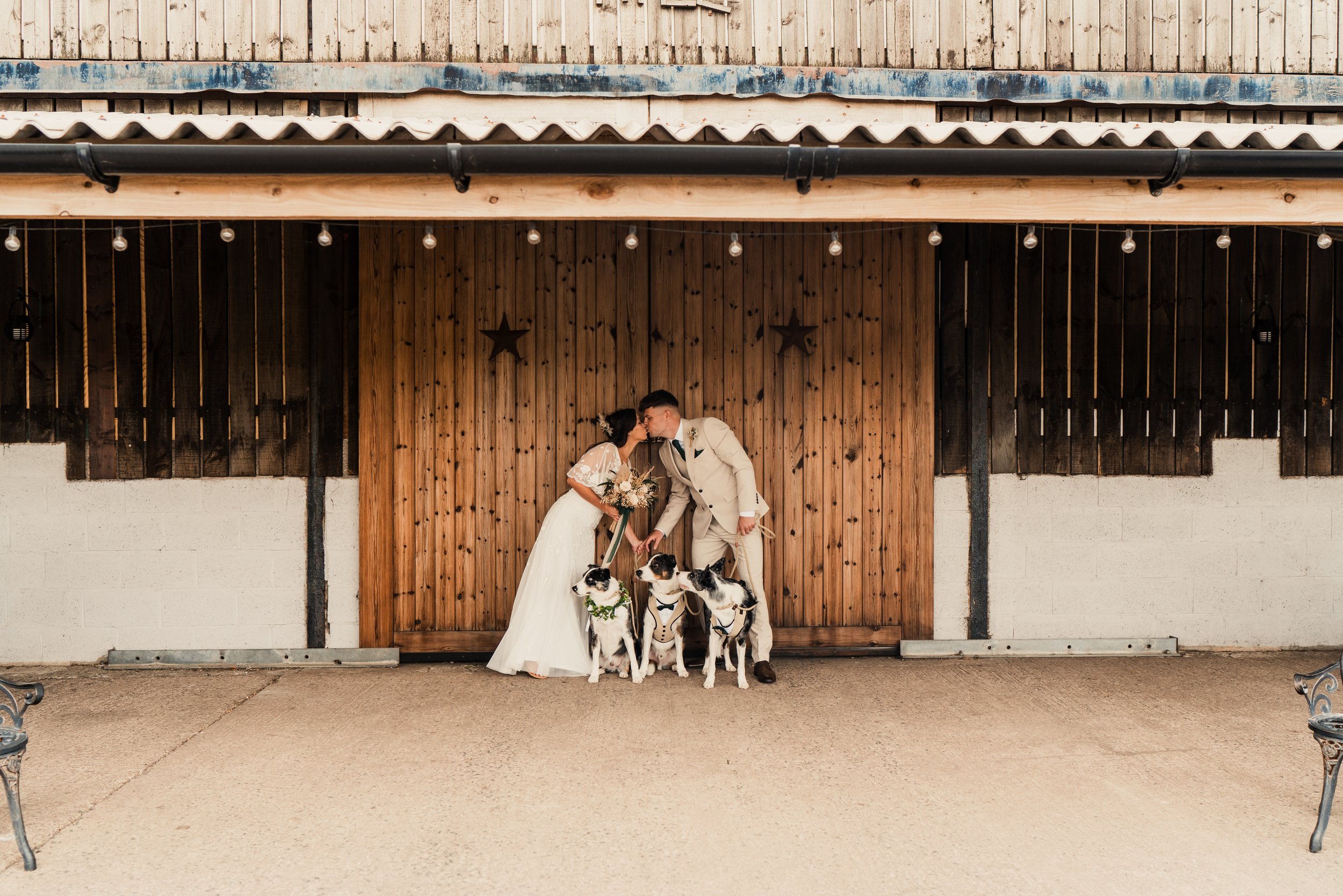 kim and jay kiss barn-1.jpg