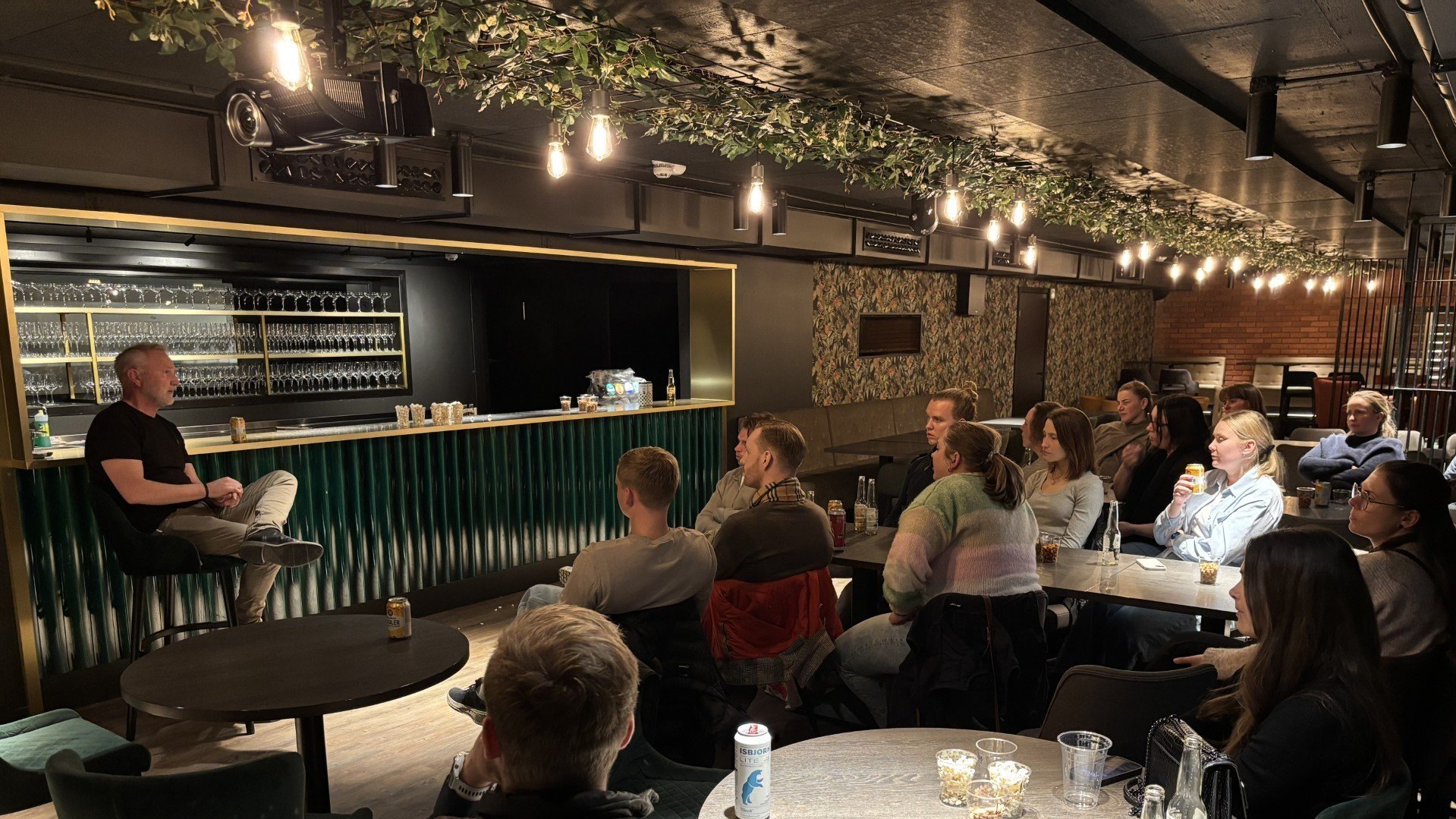 Gründerinnsikt og god stemning på årets første “Pub & Røvarhistorier”