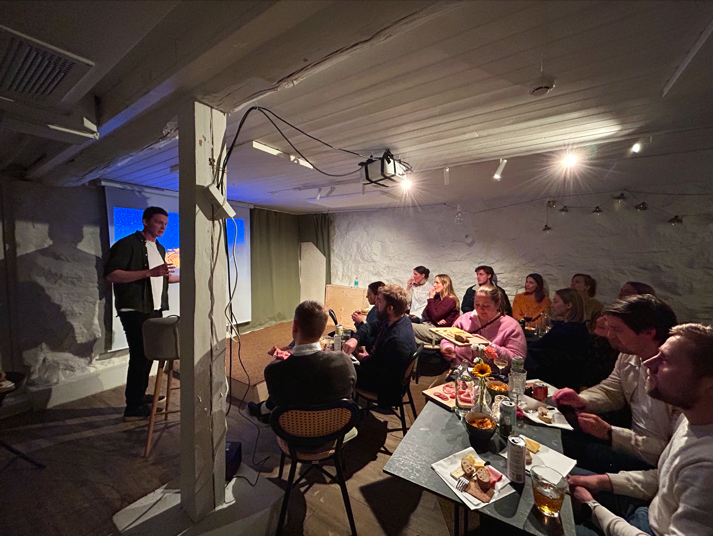 Ein kveld med røvarhistorier, latter og inspirasjon