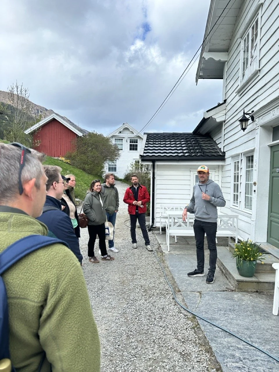 Sauna, stamp og gode samtalar: Bedriftsbesøk på Nes Gard i Luster