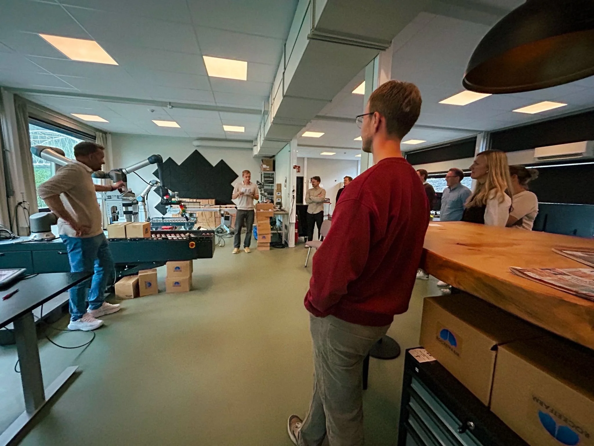 De påmeldte er med på omvisning på Rockethouse og står i halvsirkel og hører på Egil Mundal fortelle