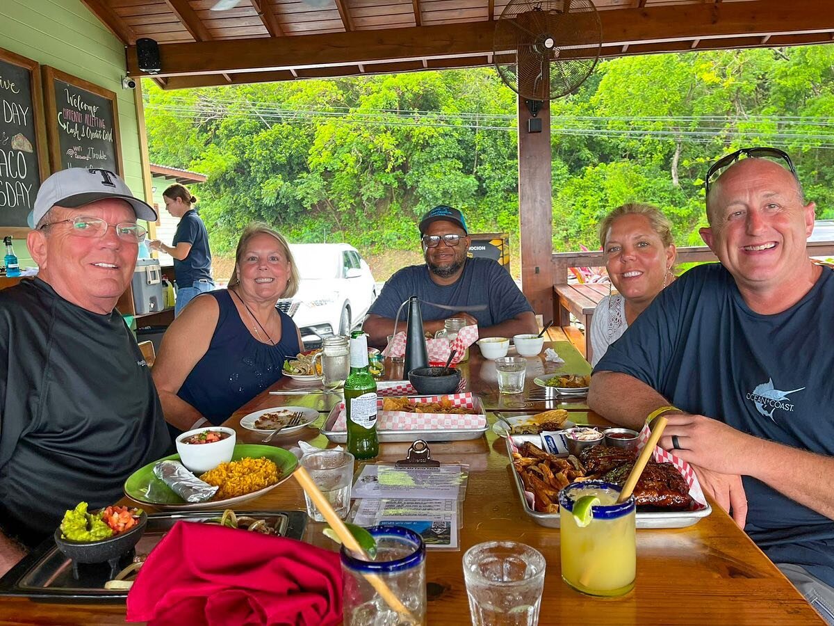 Amazing lunch at Kristi's Overlook! Thank you for choosing me as your tour guide. 🔥

To start your Roatan food tour book through WhatsApp at 504-9554-2735 📲 

#roatan #stevenhamiltontours #adventure #beachlife #vacation #airporttransportation #isla