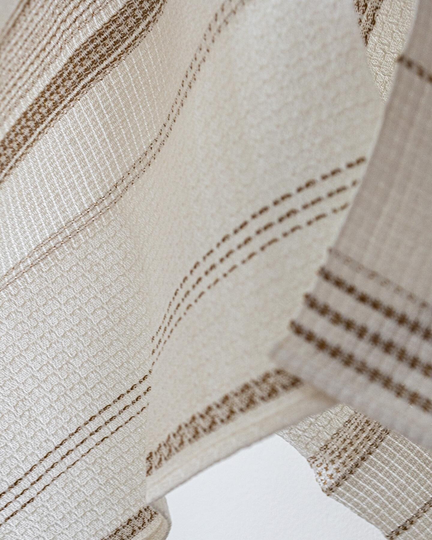 Blurry lines &bull; Linnen samples, playing around with textures and light. Researching structures for handtowels  #handwoven #textiles #samples #linnen #textures #weaving #textiledesign #madebyhand #slowdesign #handtowel