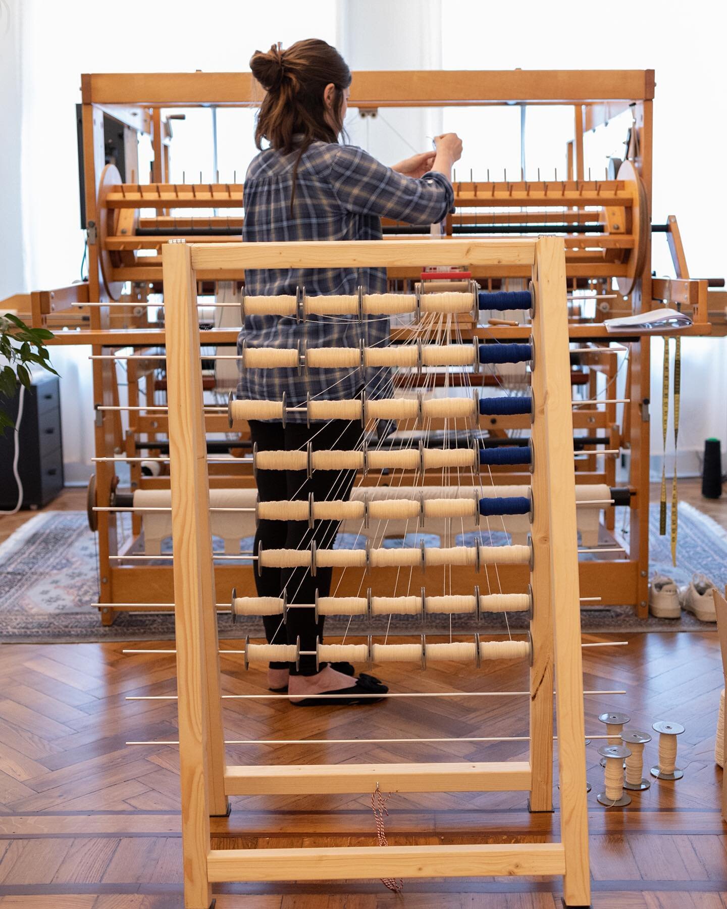 Setting up the loom at full width for the first time &bull; For this loom I use the methode of sectional warping to be able to put on longer and wider warps. With this methode you wind all the yarn you need on smaller spools first, before winding the