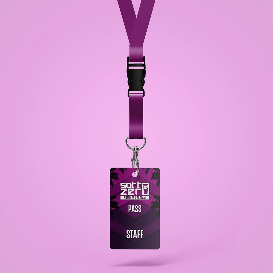 Badge dell'evento Sottozero Summer Festival con l'etichetta PASS STAFF sospeso da un laccetto viola