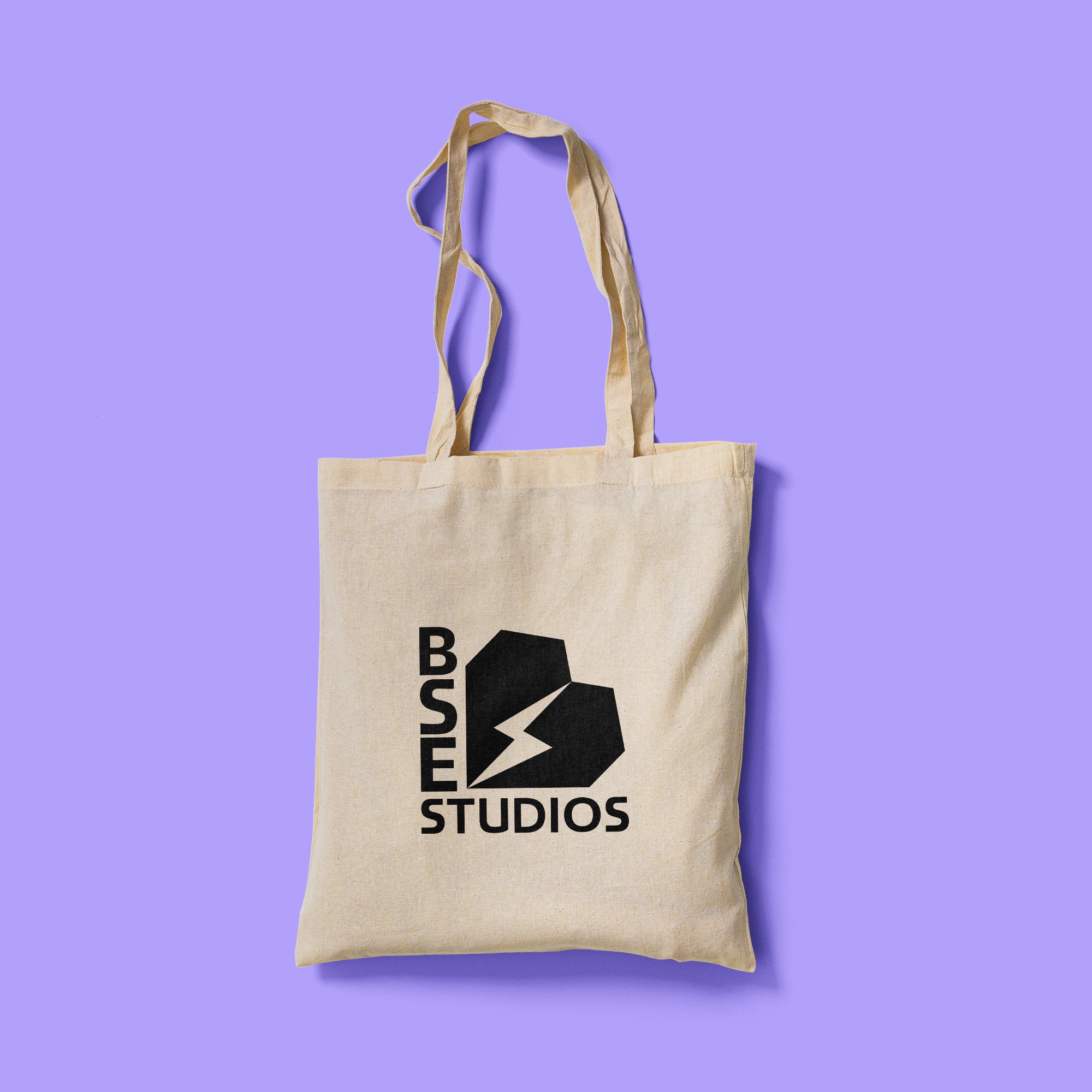 Borsa di tessuto beige con logo di Bullet Studios in nero, raffigurante un cuore spezzato con un fulmine, su sfondo lilla.