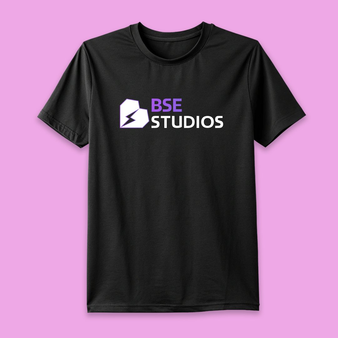 Maglietta nera con logo di uno studio chiamato BSE Studios, con un'icona di una scheda con una scarpa e un fulmine, sfondo rosa