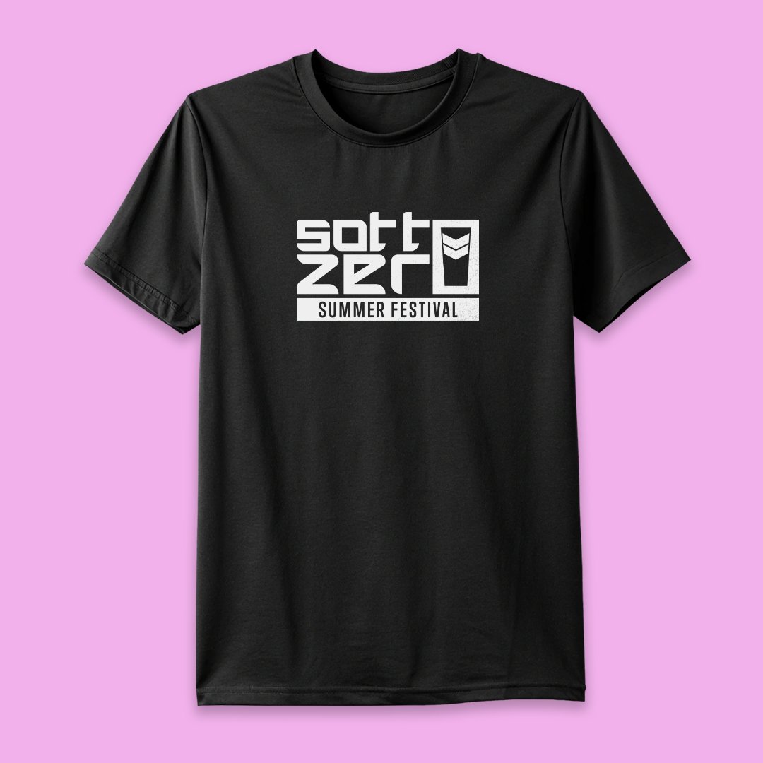 Maglietta nera con grafica e testo bianco che dice Sottozero Summer Festival, su sfondo rosa.