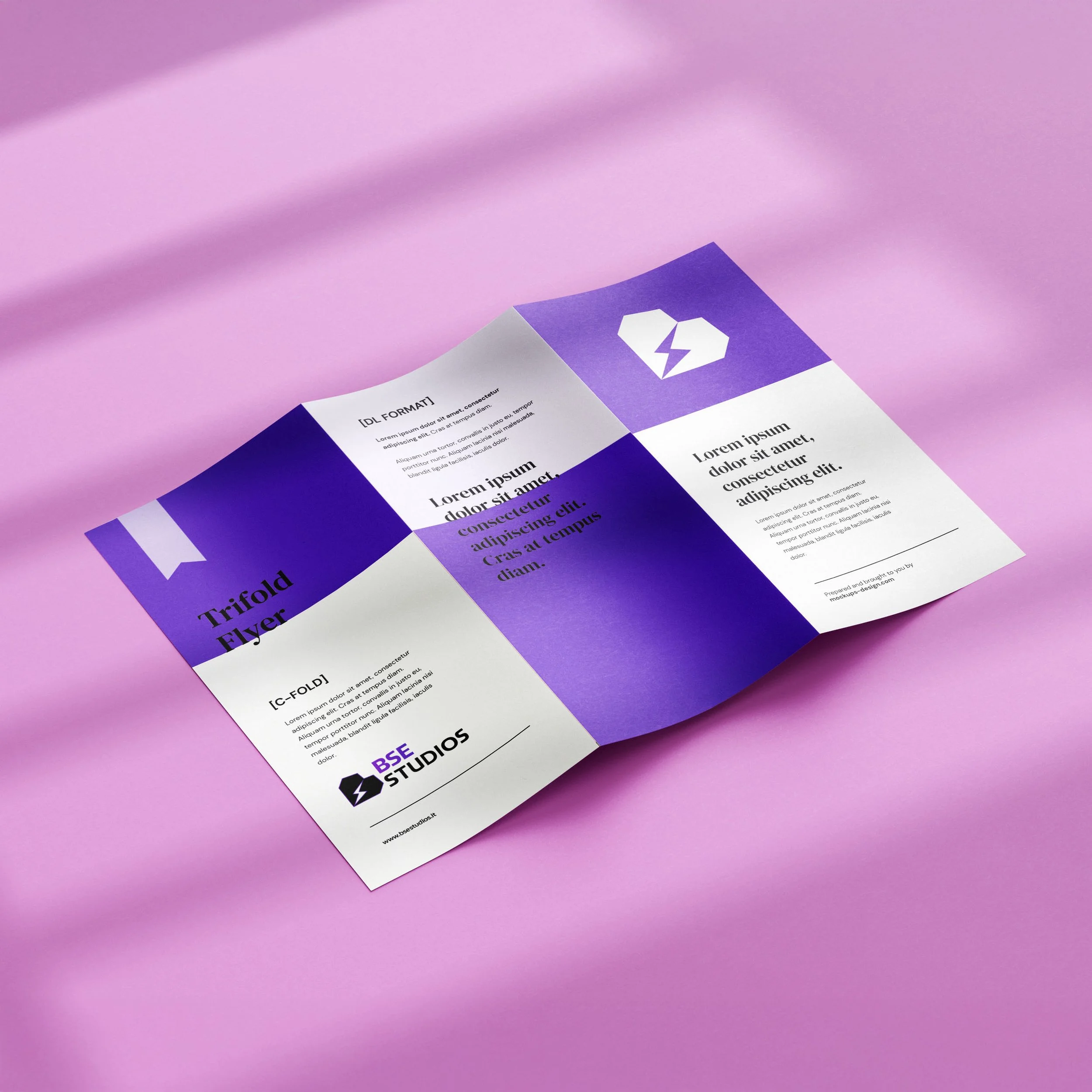 Foglietto piegato con design in viola e bianco, include testo e un'icona di un cuore spezzato, sullo sfondo rosa.