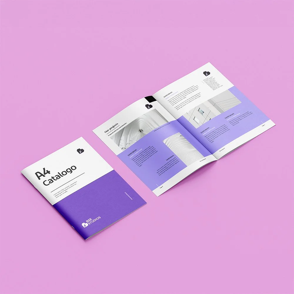 Brochure aperta e copertina di un catalogo A4 di design minimalista con colori viola, bianco e nero su sfondo rosa