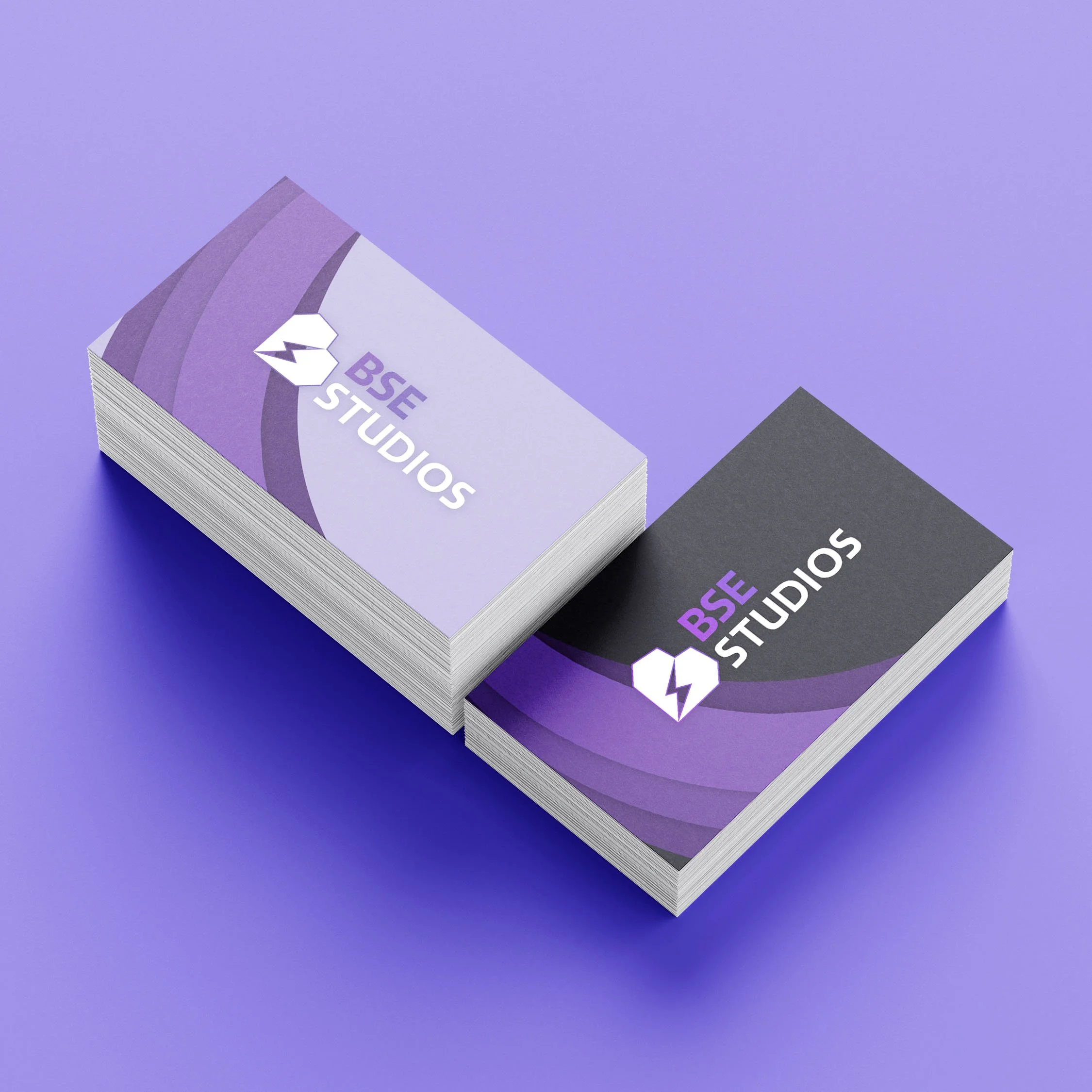 Biglietti da visita di BSE Studios, con design in tonalità di viola e grigio, che mostrano il logo e il nome dell'azienda.
