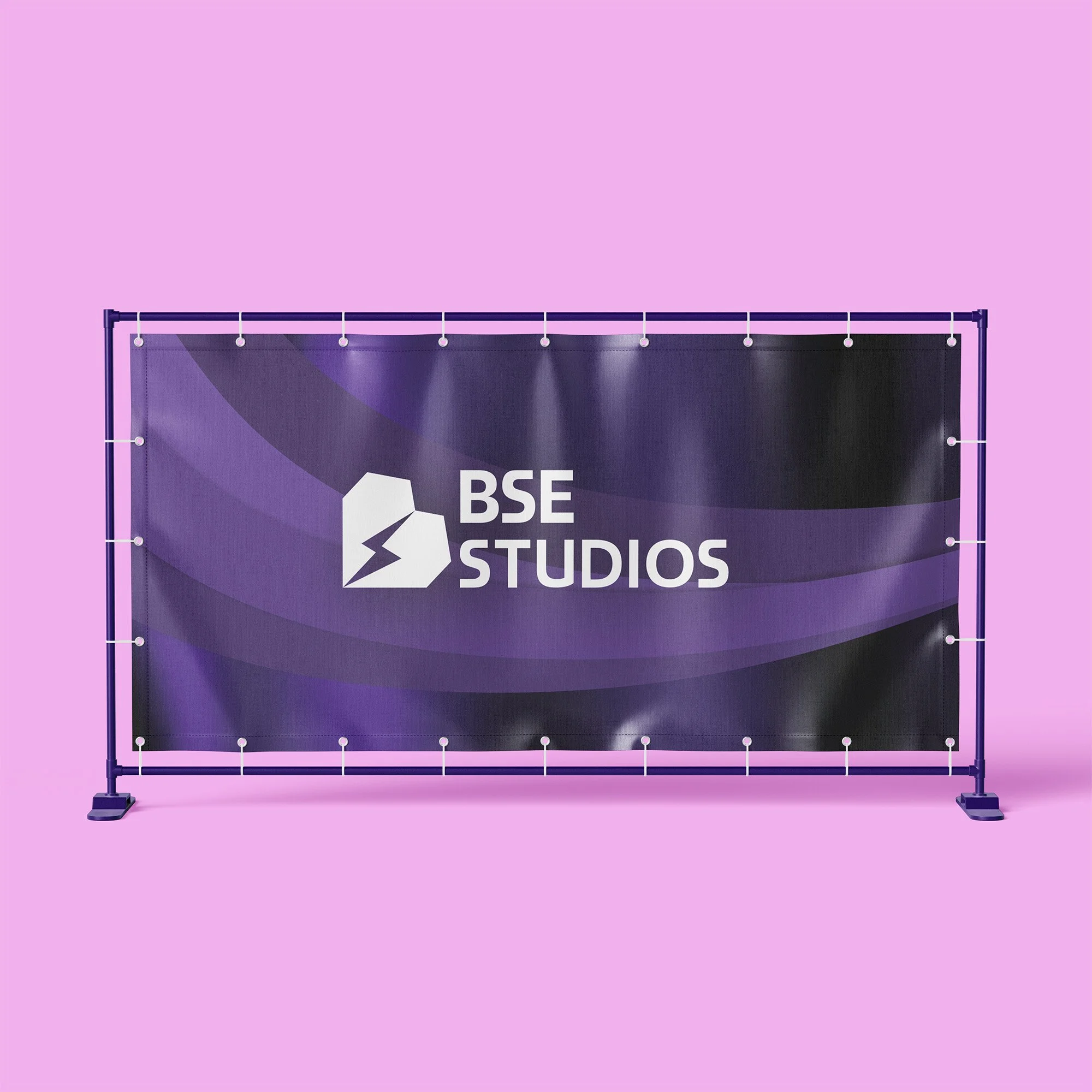 Banner con sfondo viola e logo di BSE Studios su sfondo rosa.