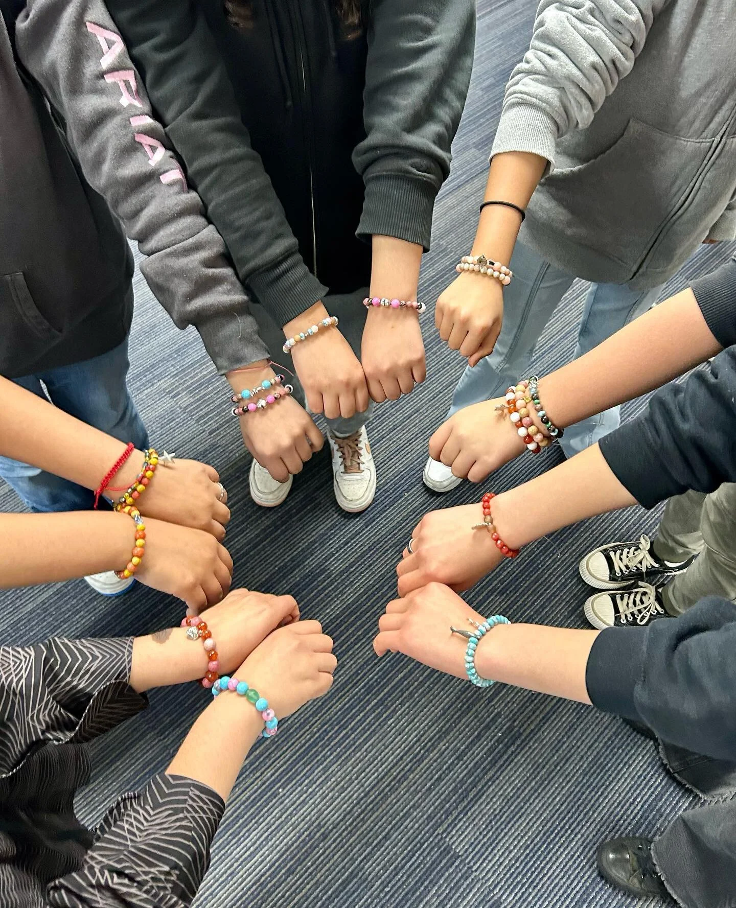 Tuesday I had the privilege of making bracelets with the Smart Girls at the Boys and Girls Club in Half Moon Bay. It was so much fun, I hope we can play again soon! 📿
#juliebstudio #artisanjewelry 
#bgc_coastside  #smartgirls
#strechbracelets  #bead