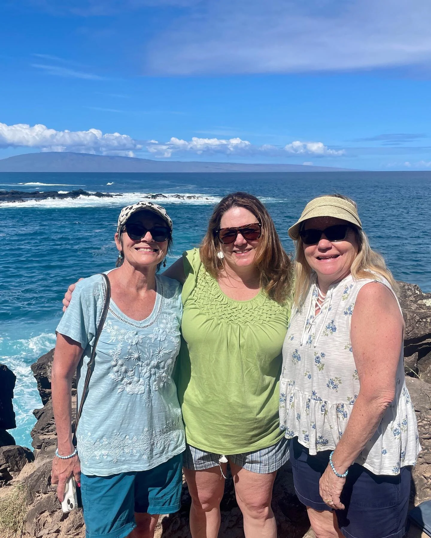 Happy Mothers Day to all of the beautiful women out there🌺 I am in Maui with my 2 sisters (both amazing moms) and lovely niece who is expecting her first baby! I&rsquo;m feeling so much love this special day! 
🌊🩵
#juliebstudio  #artisanjewelry 
#m
