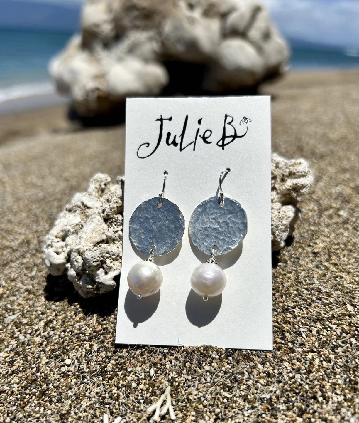 Oh hi! Brought some of my jewelry to Maui 🩵
🌊
✨
💙
#juliebstudio  #pearls. #maui
#artisanjewelry  #shopmywebsite