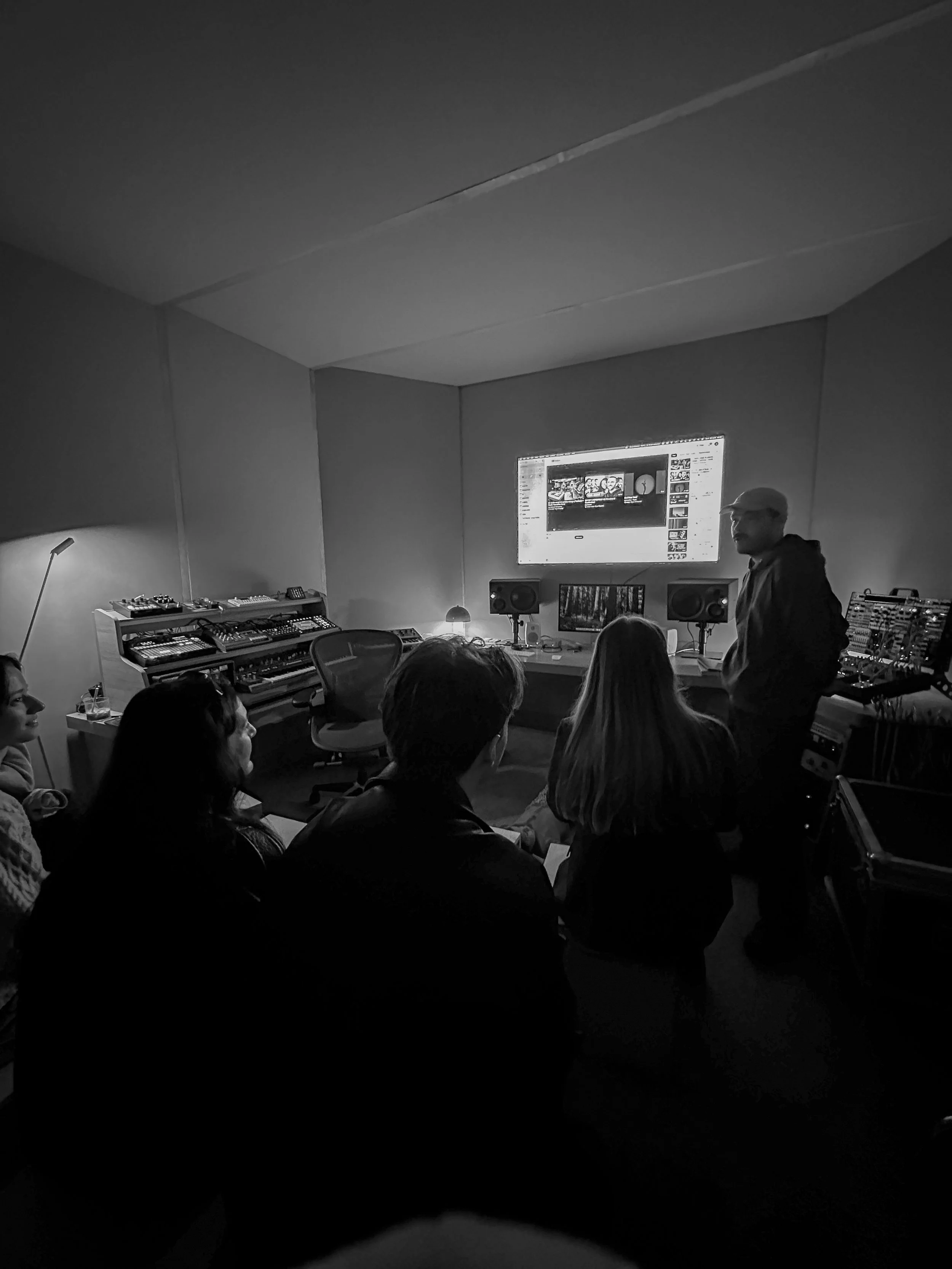 Tom Leclerc présente son documentaire au studio Bureau Sonore
