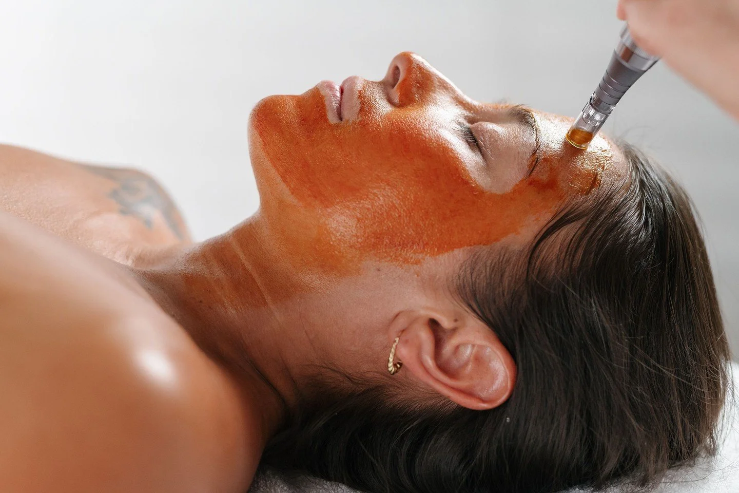 Vitamin A can be amazing.

But if your skin is already inflamed or reactive, it can also be the thing that tips you over the edge.

Here's my barrier-first way to think about it:
1) Vit A is a 'treat' step, not a 'calm' step.
2) If your skin is infla