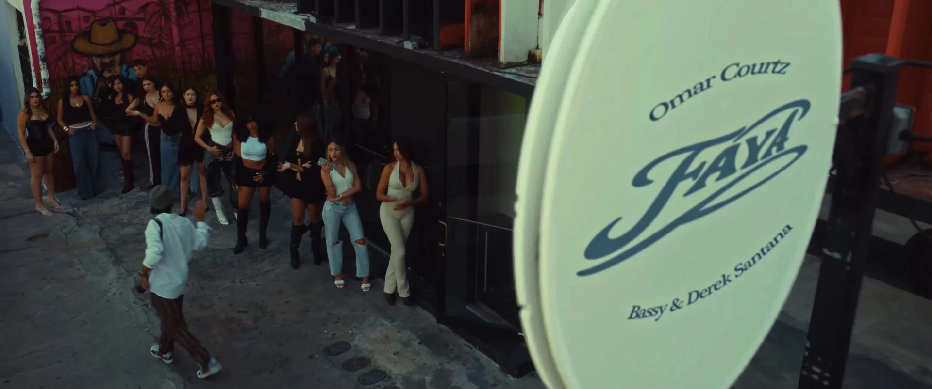 Omar Courtz, Bassy & Derek Santana - Faya