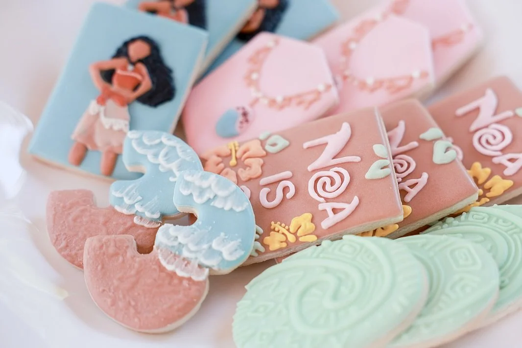 I don’t know what’s sweeter… the custom Moana-inspired, muted-toned cookies by @kraftykravings πͺππΊ or Noa’s sweet friend playing with the seashell décor in the sand π. And yes, we brought sand to the park. βΊοΈ
Hei