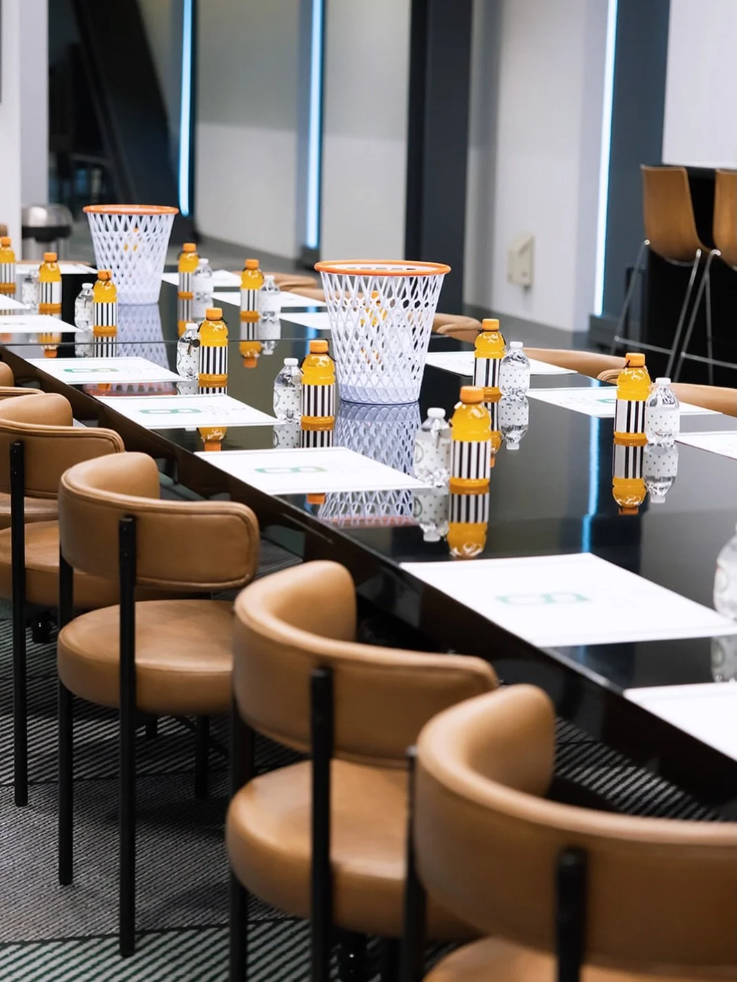 Some pieces just set the tone. I knew we had to have these leather barrel dining chairs and black acrylic tables for Deuce&rsquo;s Ballin&rsquo; Into Eight birthday from @dez.collective. Don&rsquo;t they just scream basketball? 🏀☘️

From seating to 