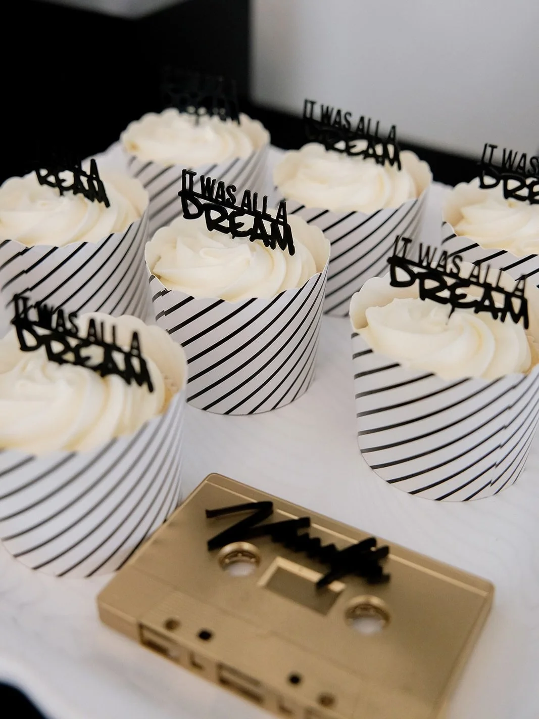 &ldquo;It was all a dream&rdquo;🖤🎶✨

From custom cookies to perfectly styled cupcakes, every sweet detail paid homage to the legendary The Notorious B.I.G&hellip;because even the smallest touches deserve a moment.

And the details? Next level. 🎤
I