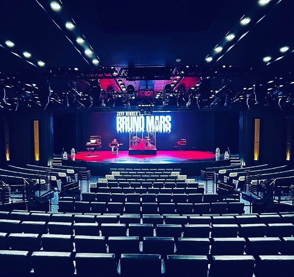 Look at that venue 👌🏻 @bruno_mars_tribute @jeff_dingle tore the place apart last night onboard @pandocruises Britannia in the headliners theatre 👌🏻🙌🏻 #pureentertainmentgroup #pureentertainment #jeffdingleasbrunomars #jeffdingle #brunomars #trib