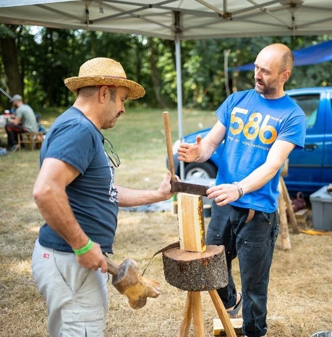 Using a froe to split a log Richard Dunn.jpg