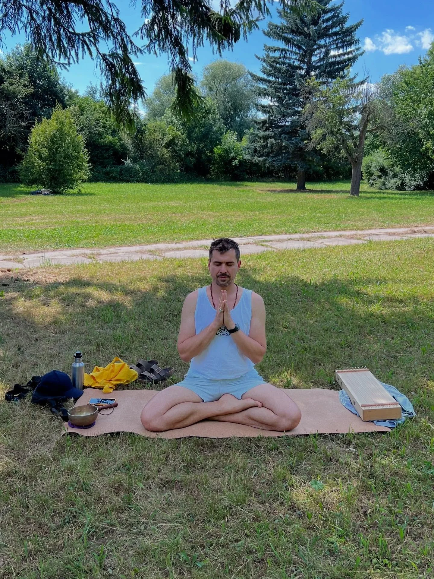 Danke an Mats!

#elbhangfest2025 #yogaimfreien #elbhangyoga #dresdenyoga #hathayoga #glaubeandietraube #yogainspiration #yogapractice #yogalife #yogalove #yogaeverydamnday #outdooryoga #meditation #wellness #mindfulness