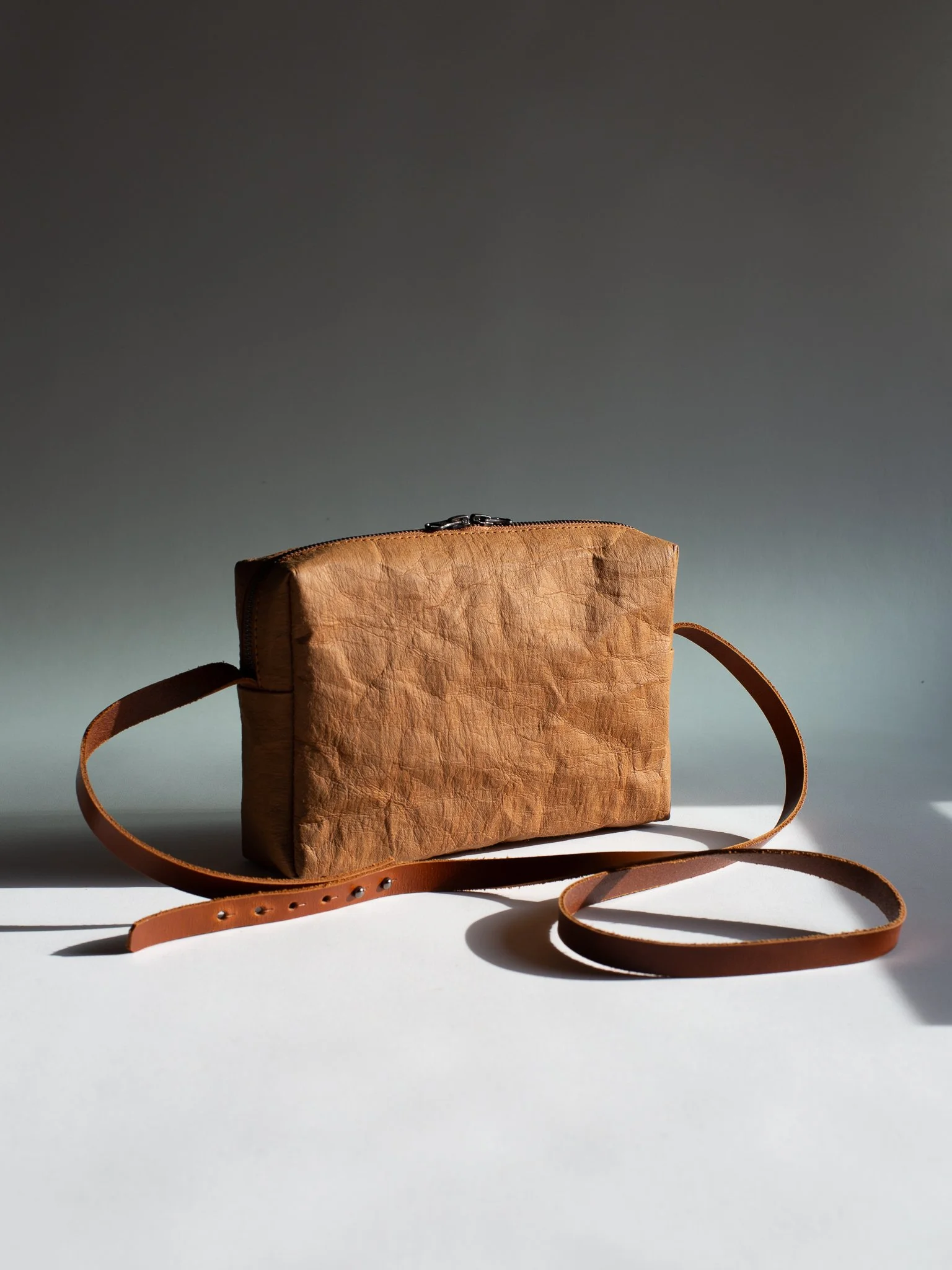 editortabaEDITOR Plant Dyed Paper Shoulder Bagk1.jpg
