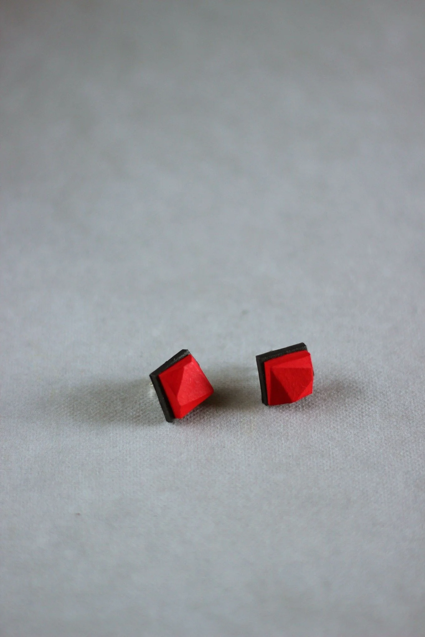 Kristl - Tiny button earrings