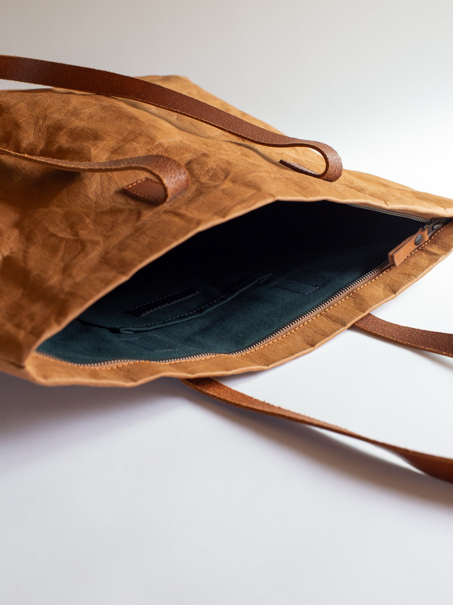 TRANSPORTER Plant Dyed Paper - Tote bag