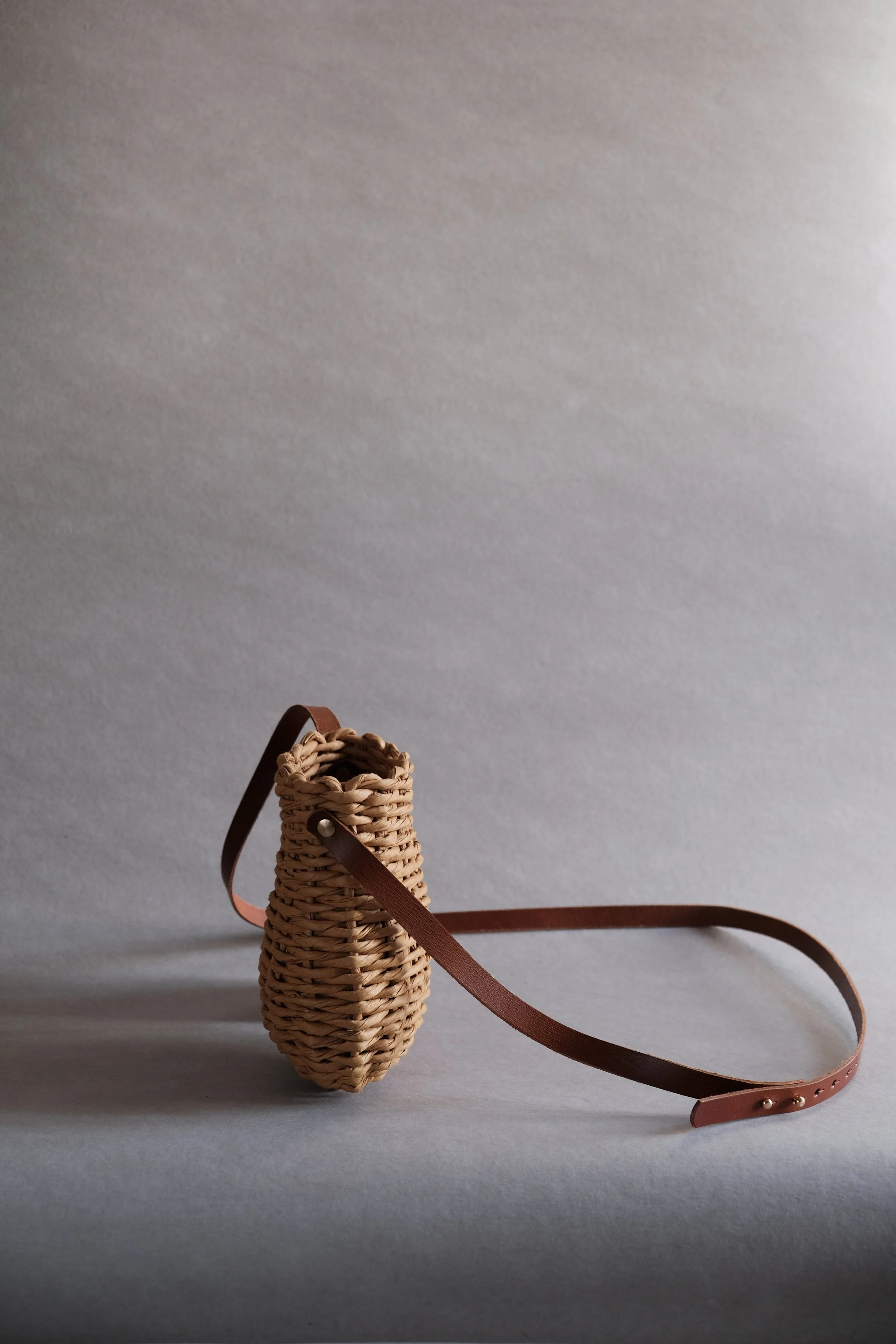 COCOON CROSSOVER Hand-Woven Paper Yarn Shoulder Bag