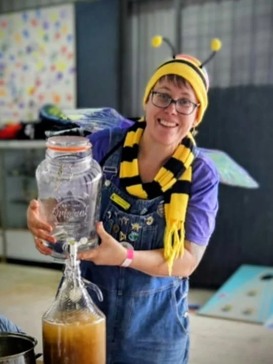 Let me introduce Caz from Beezentric a little better as she&rsquo;s just updated me on what she&rsquo;ll be doing at Curlew Ridge this Saturday for the @moretonbayfarmtrail 

Caz will be running two workshops on the day at 12.30 and 2pm &ldquo;Creati