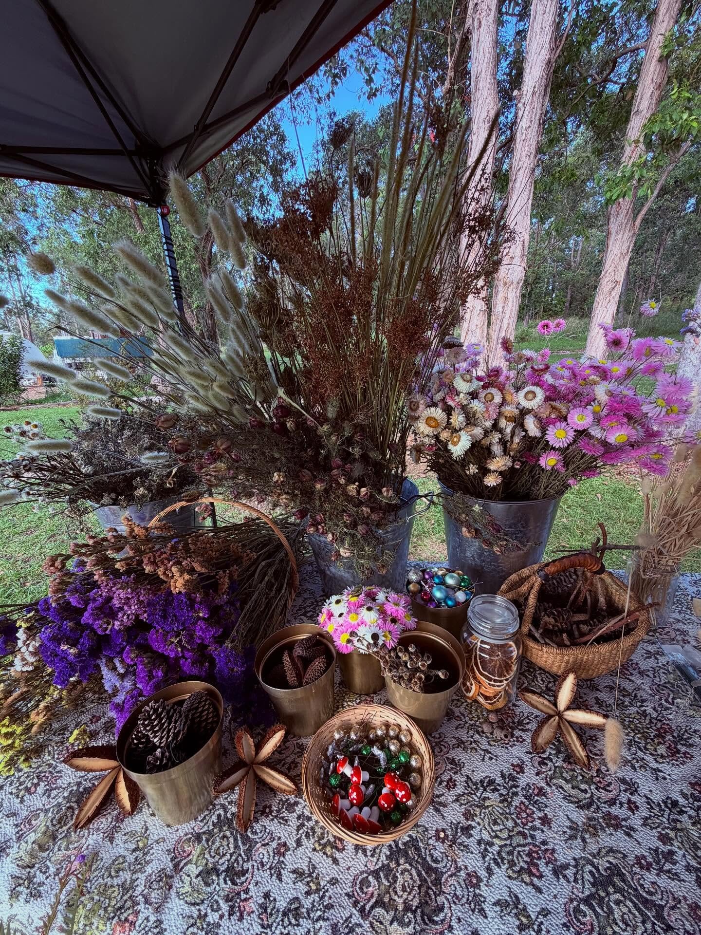 Our first dried flower wreath workshop this afternoon was lucky enough to miss the storms. Such a fun afternoon.  I love seeing the creativity and amazing results at these workshops 🥰