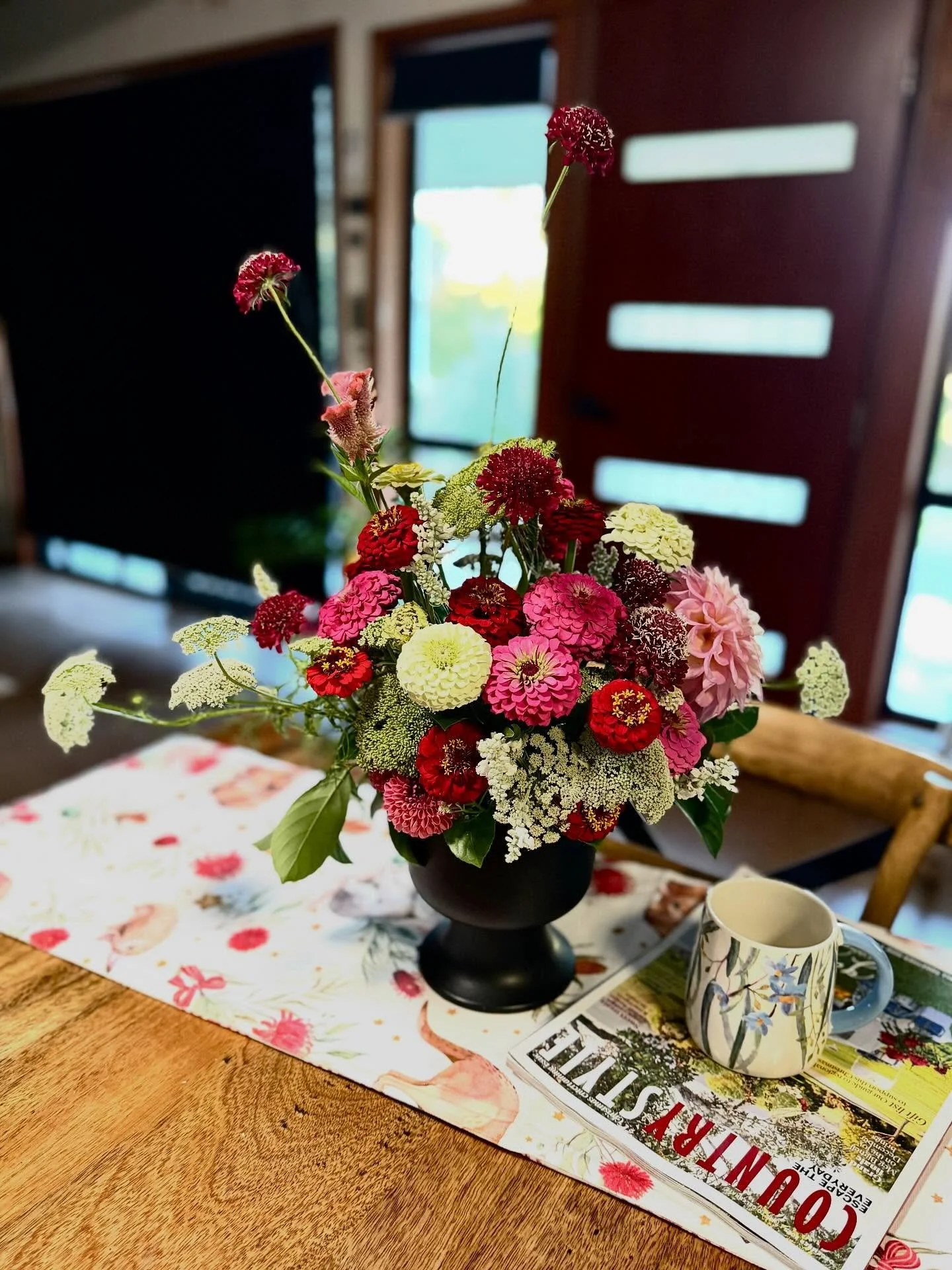 Ok so I wasn&rsquo;t sure if I was going to run a Christmas table arrangement workshop this year. But then I remembered I had a little store of these black compote vases, which I love! And have just so many beautiful flowers coming through - even the