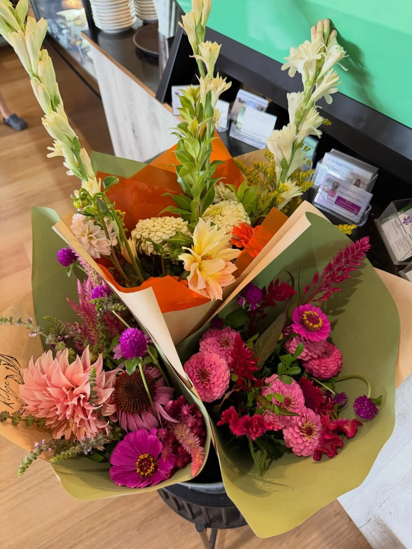 It&rsquo;s Wednesday Woodford! Fresh flower drop to @sticksandstonesespresso and a sneaky garden drop for our giveaway bunch this week. 

It&rsquo;s not too late to order a bunch for Valentine&rsquo;s Day and we also have the sweetest goats milk bath