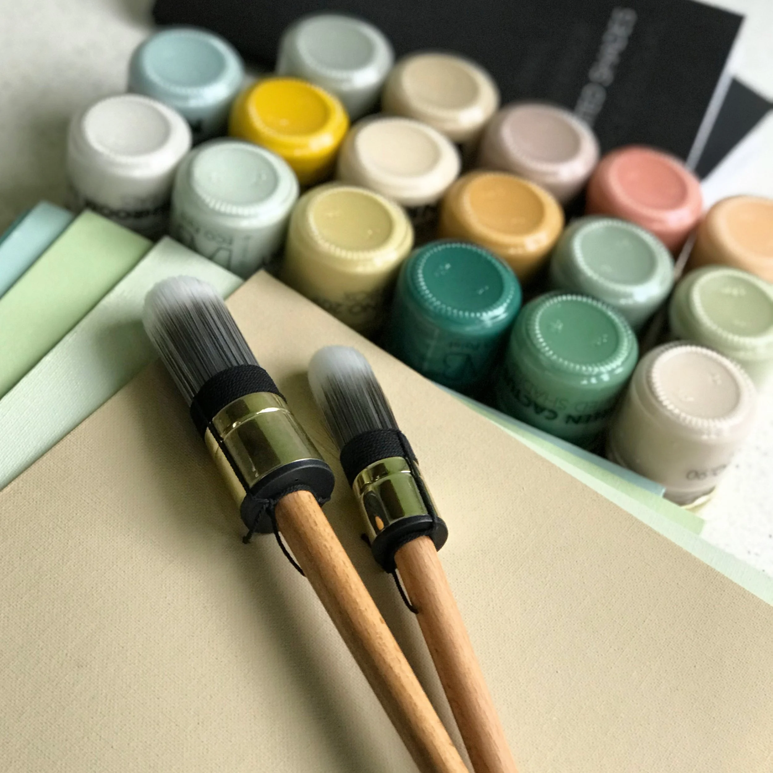 Verfpotjes in verschillende pastelkleuren.