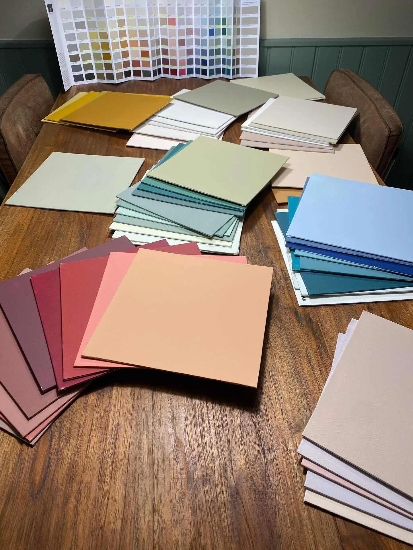 Het komt ook wel eens voor dat ik het zelf niet meer weet😶 Eigenlijk vooral bij onze woning.

&ldquo;Toch weer groen? Sluit fijn aan met de tuin&rdquo;

&ldquo; Een naturel? Want vindt manlief fijn.&rdquo;

&ldquo; Terra?Ter compensatie met tuttige 