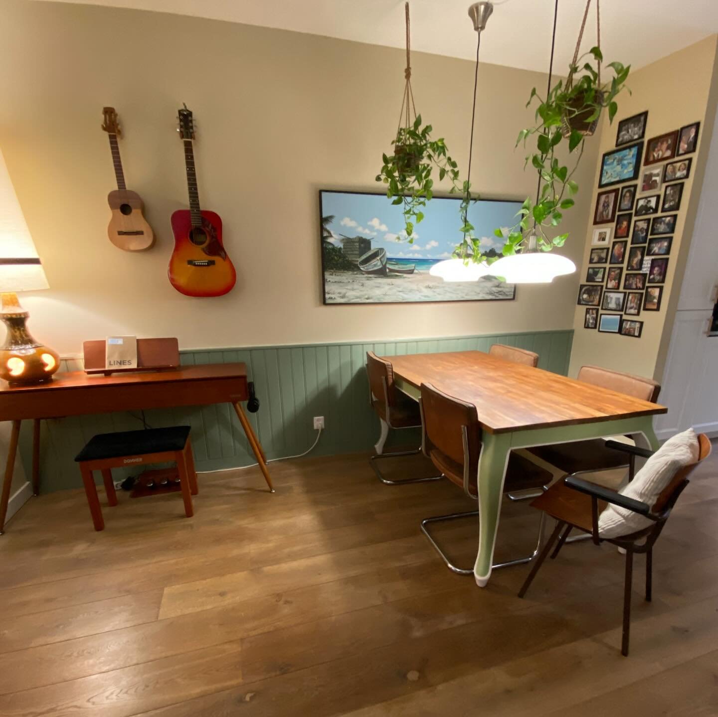 Na &amp; voor

Lambrisering in Sturdy Leaf, een mooie groen kleur van Flexa Creations. Combineerd goed met hout en vintage items. Klassieke kleur vind ik.