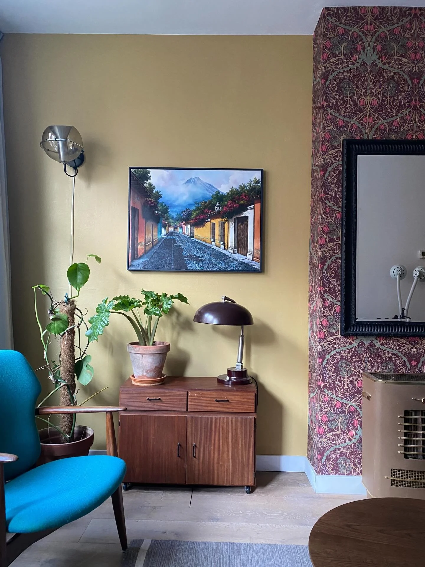 Na &amp; Voor

Deze kleur Straw van @labcolourtheworld past heel mooi bij het behang en de stijl van het huis.
Nu hopen dat we het zonnige geel wat er voorheen op zat niet te veel gaan missen 🥴