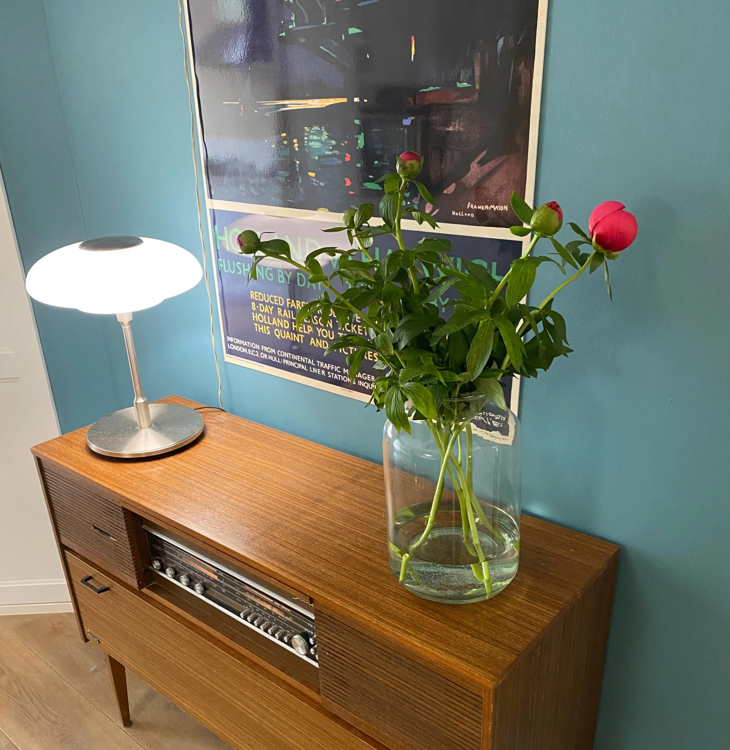 De laatste ben ik over het algemeen buiten te vinden en vind ik het zonde bloemen te kopen voor binnen. Maar gisteren kon ik het niet laten en nam deze pioenrozen mee&hellip; &eacute;&eacute;n van mijn lievelings bloemen 🌺 

De meivakantie zit er bi