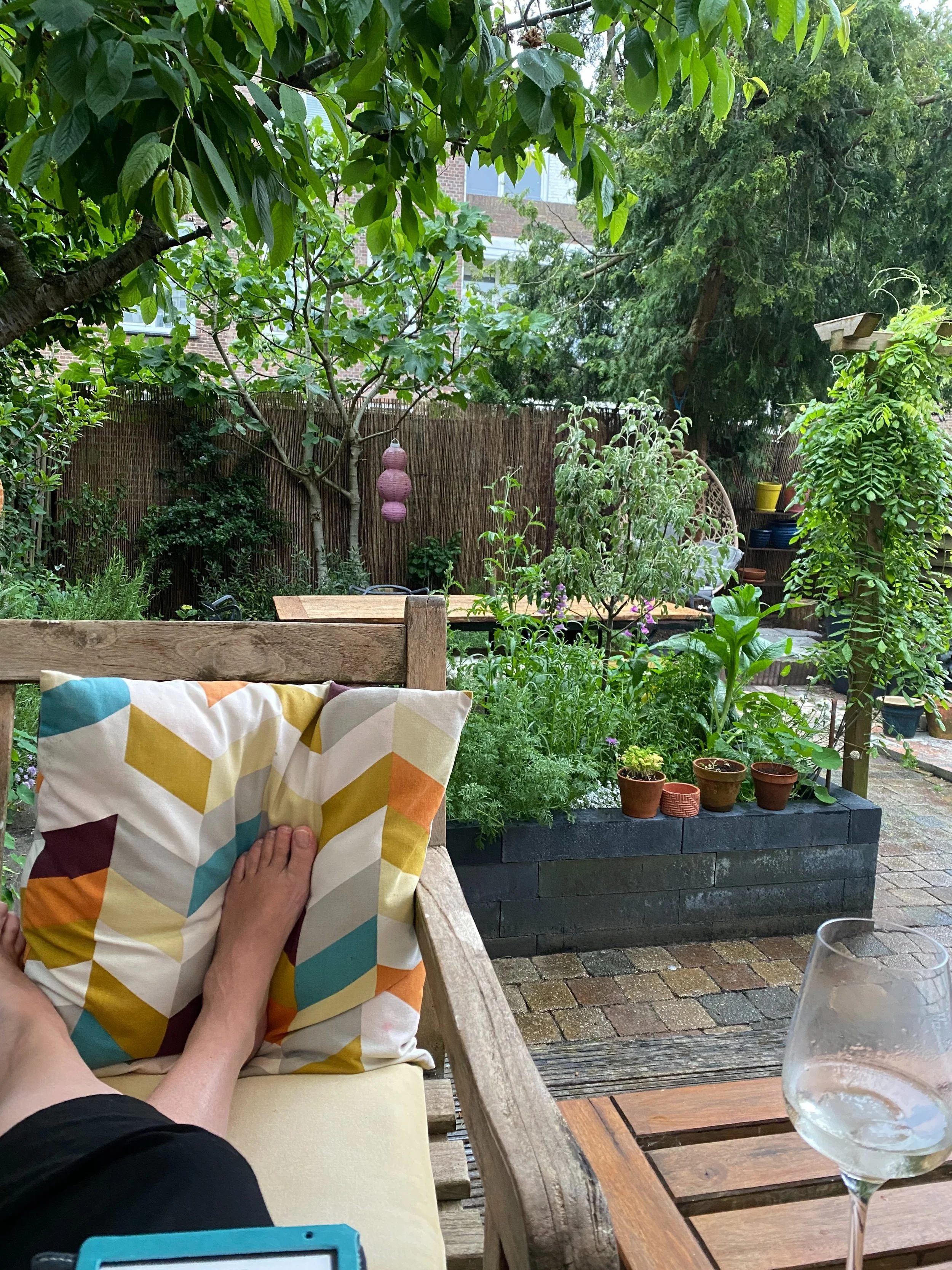 Het weekend is begonnen. Wijntje, lezen en&hellip; een lekkere frisse bui! #happygarden 
Morgen stiekem nog even werken, maar dat vergeet ik even voor het gemak.😅