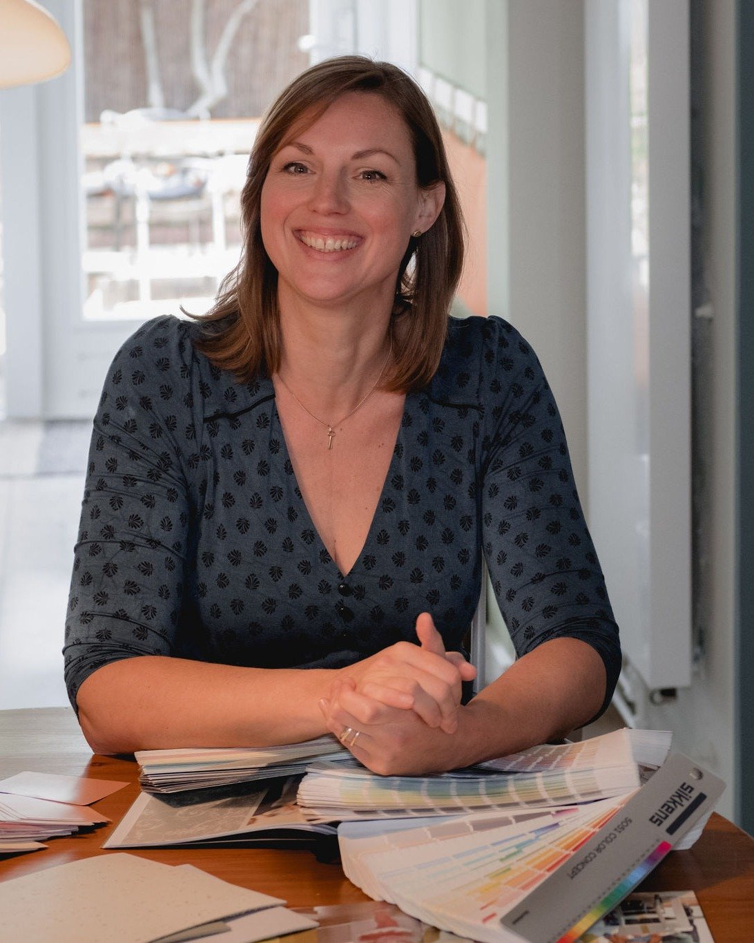 Hoi, ik ben Marjolein

Productontwerper, interieur- en kleuradviseur en ambachtelijk schilder. Maar bovenal iemand die graag dingen mooier maakt, mogelijkheden ziet en niet bang is om met kleur te experimenteren.

Ik geloof dat een fijn interieur nie