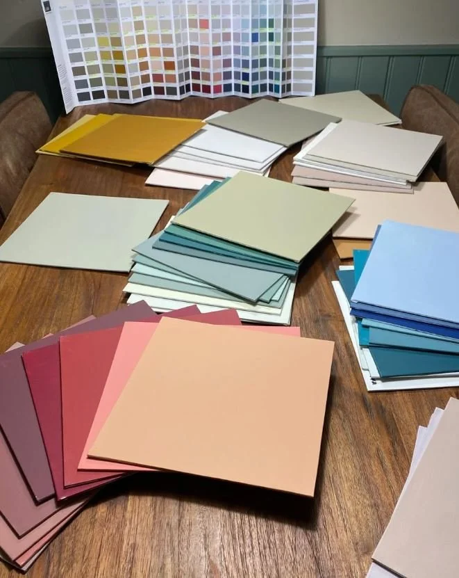 Veel verschillende kleurstalen  met een kleurenkaart.