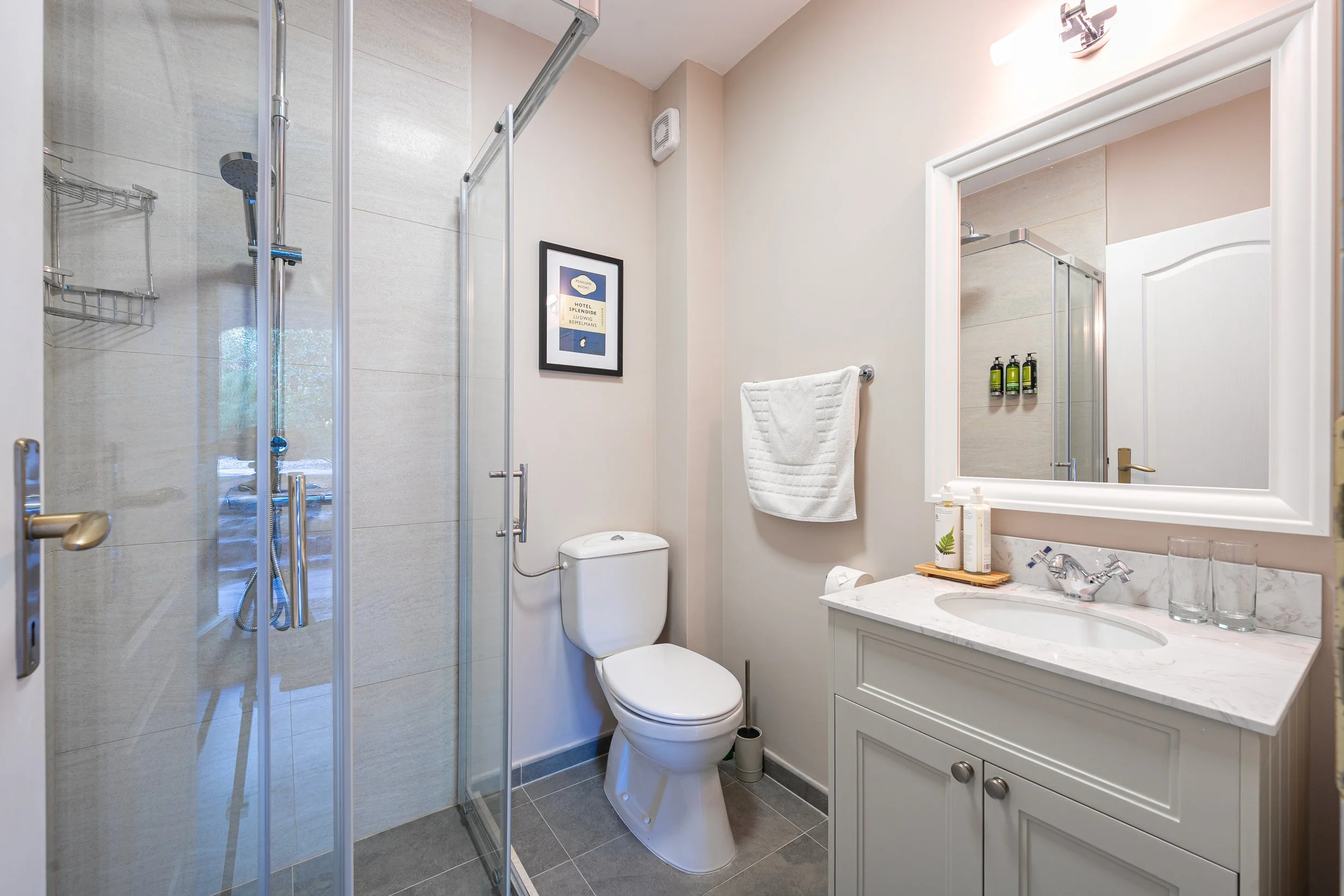 Oak en-suite bathroom